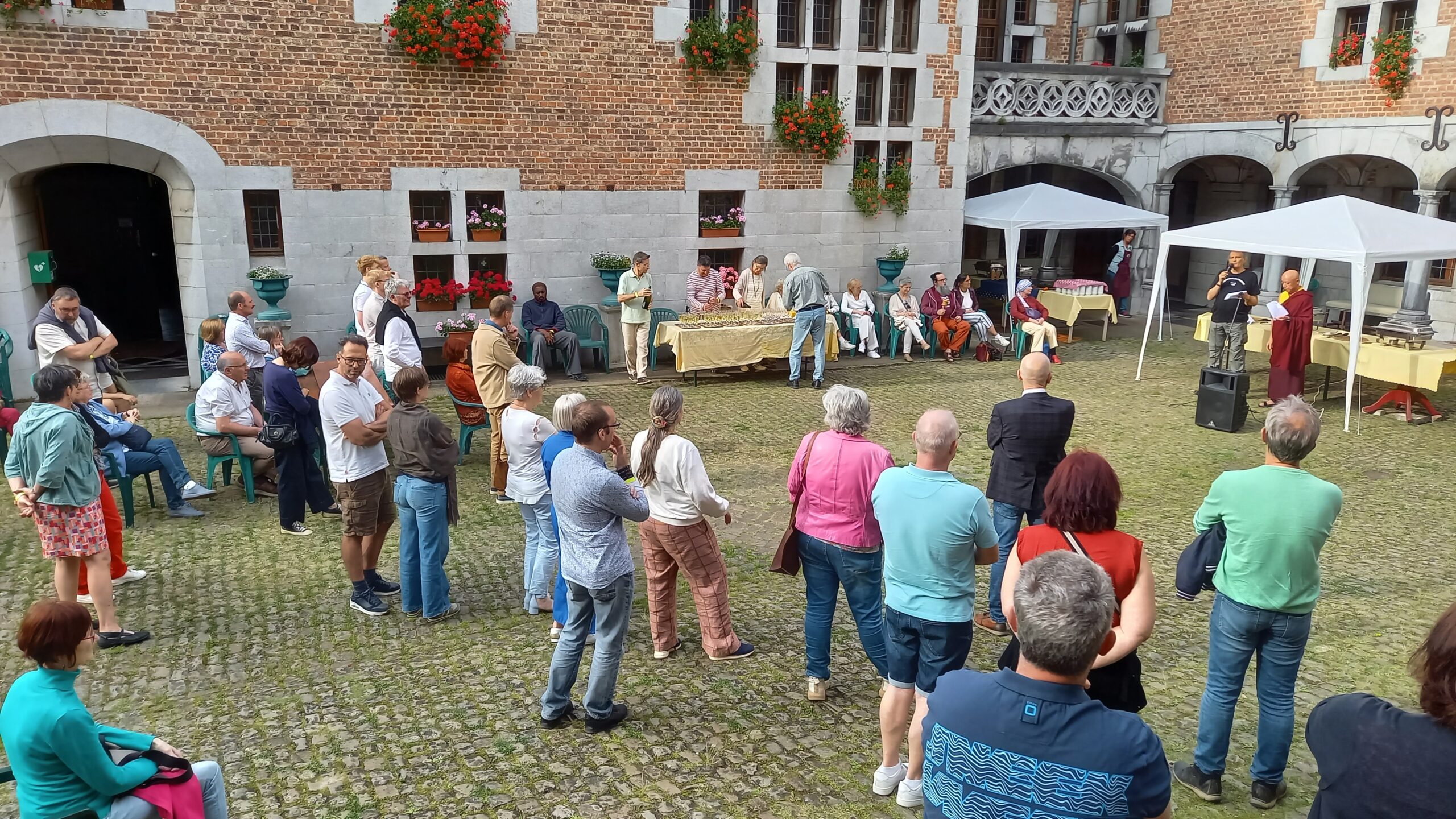Groupe de personnes écoutant L